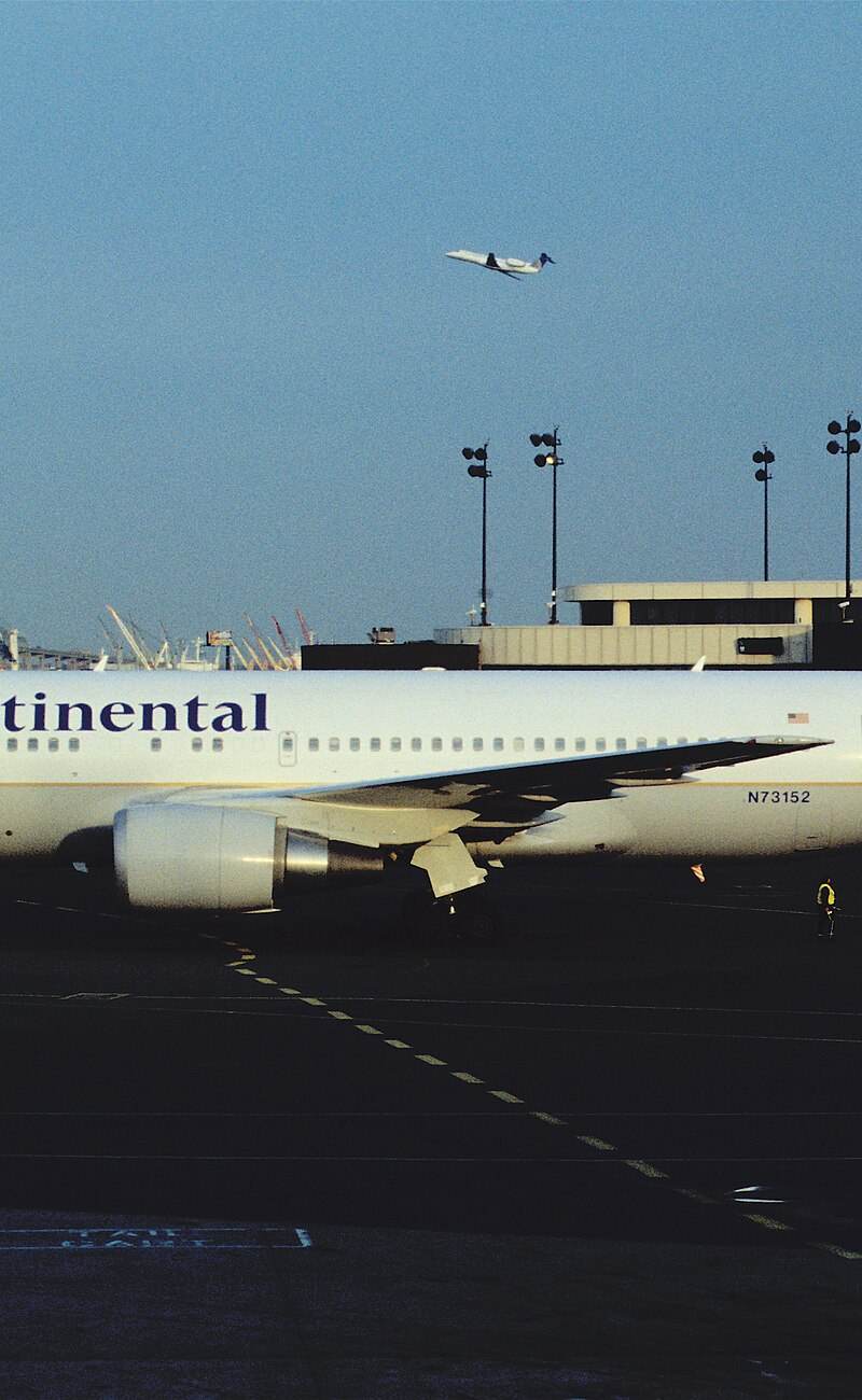 N73152 - Twin-engine aircraft