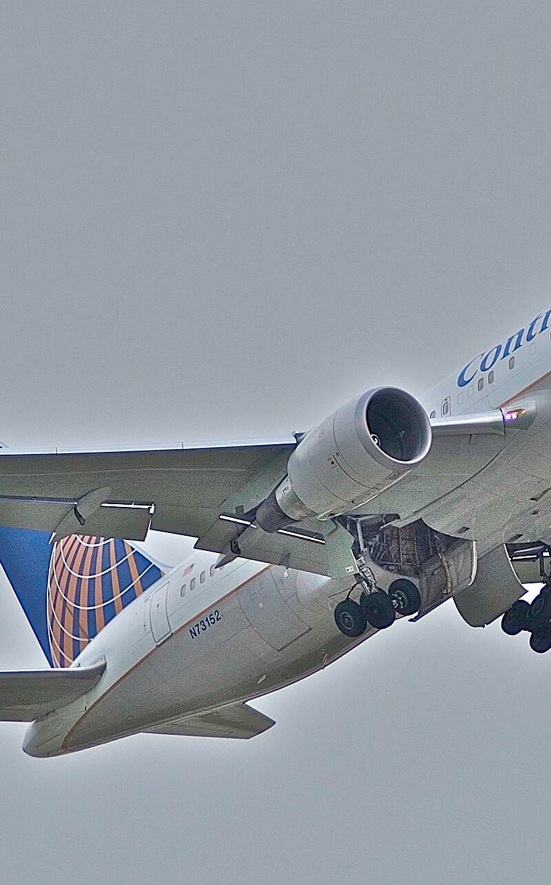 N73152 - Twin-engine aircraft