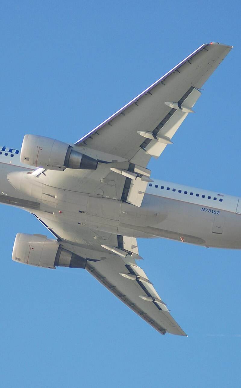 N73152 - Twin-engine aircraft