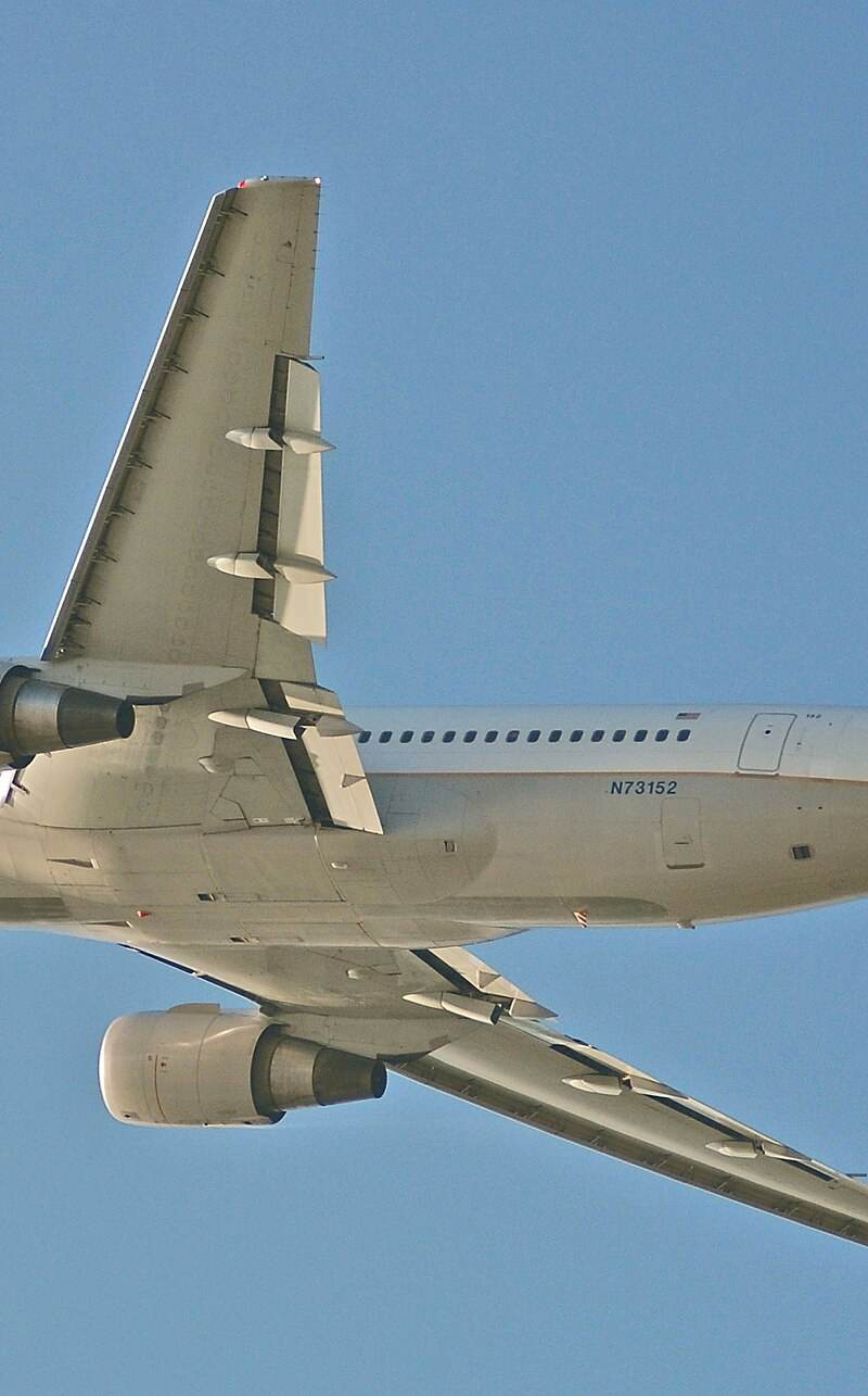 N73152 - Twin-engine aircraft