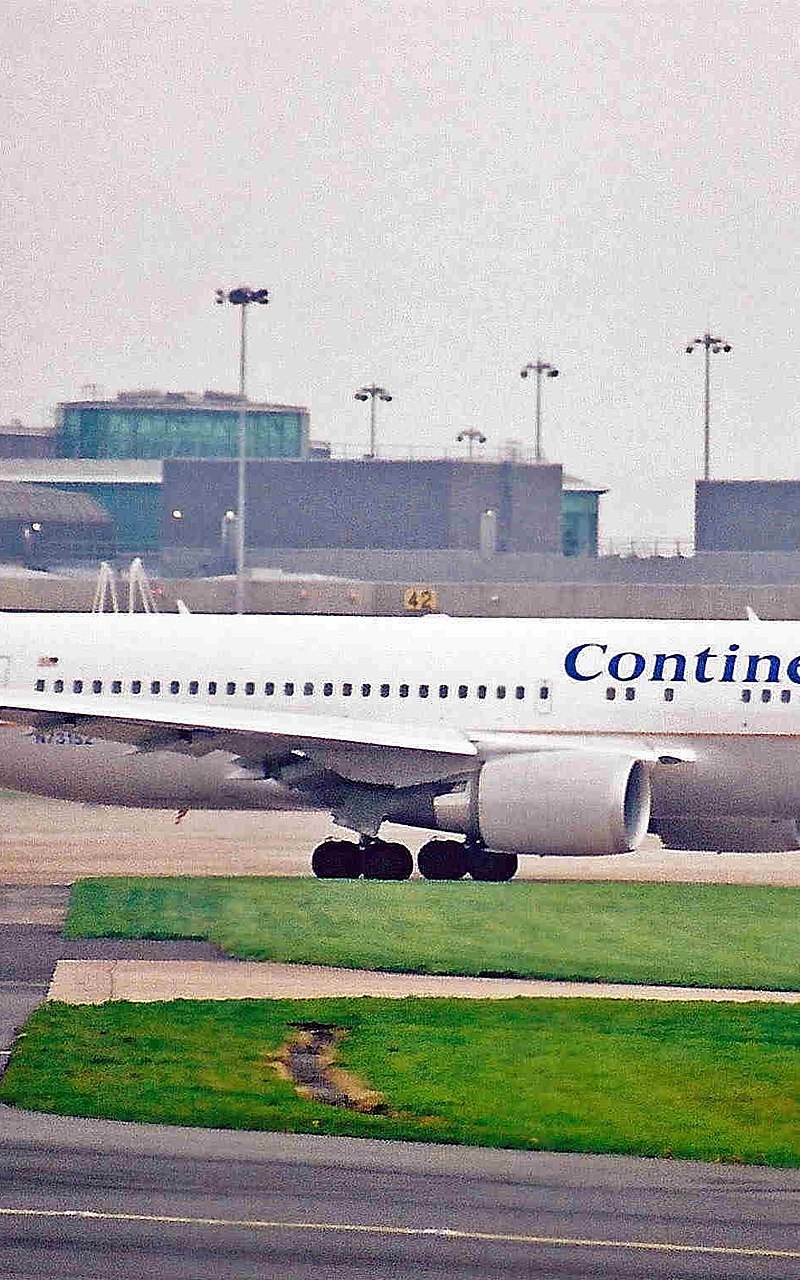 N73152 - Twin-engine aircraft