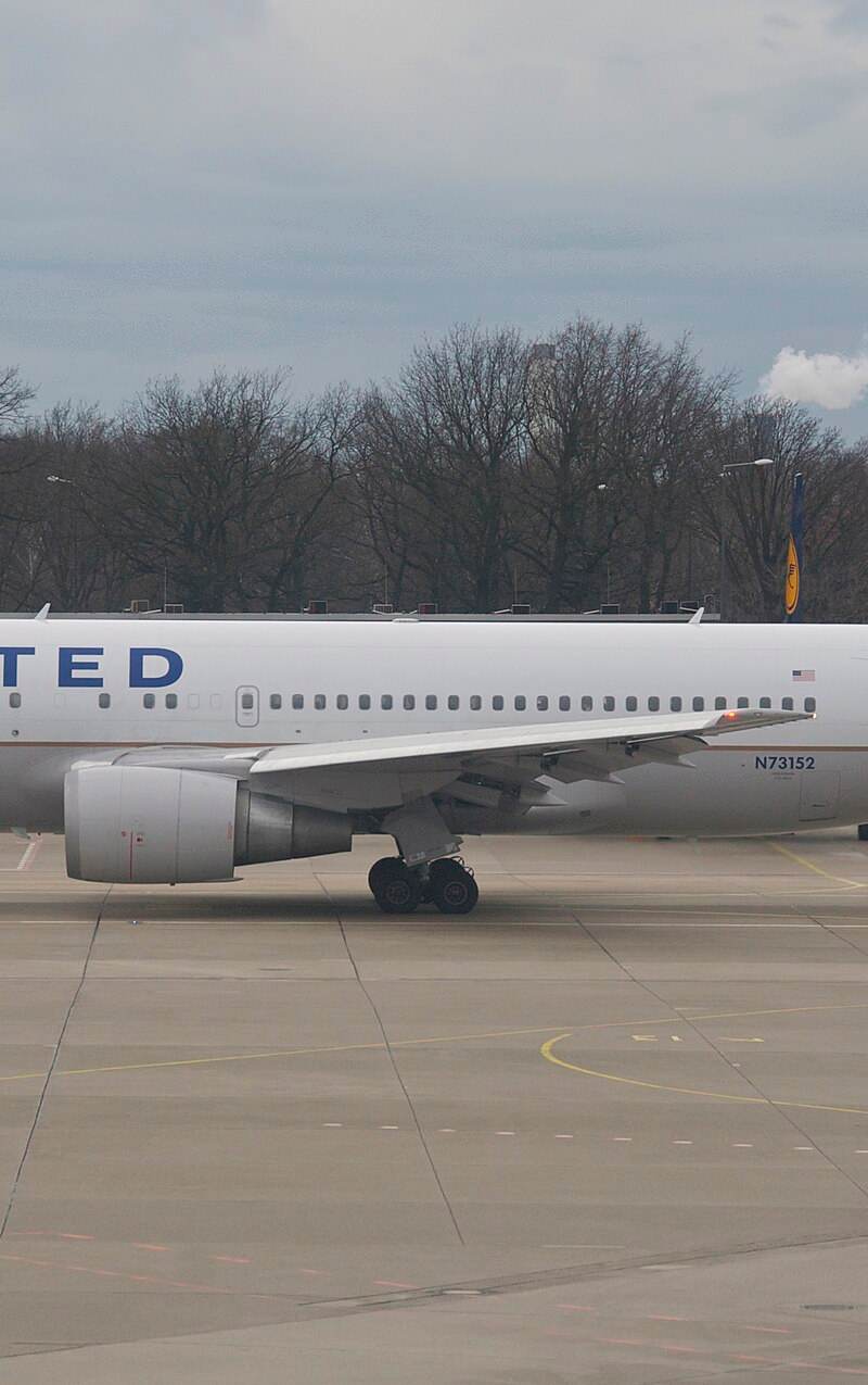 N73152 - Twin-engine aircraft