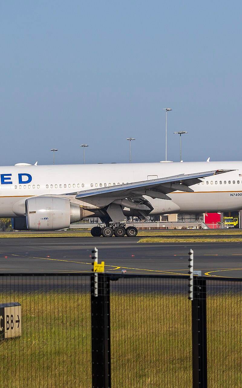 N74007 - Twin-engine aircraft