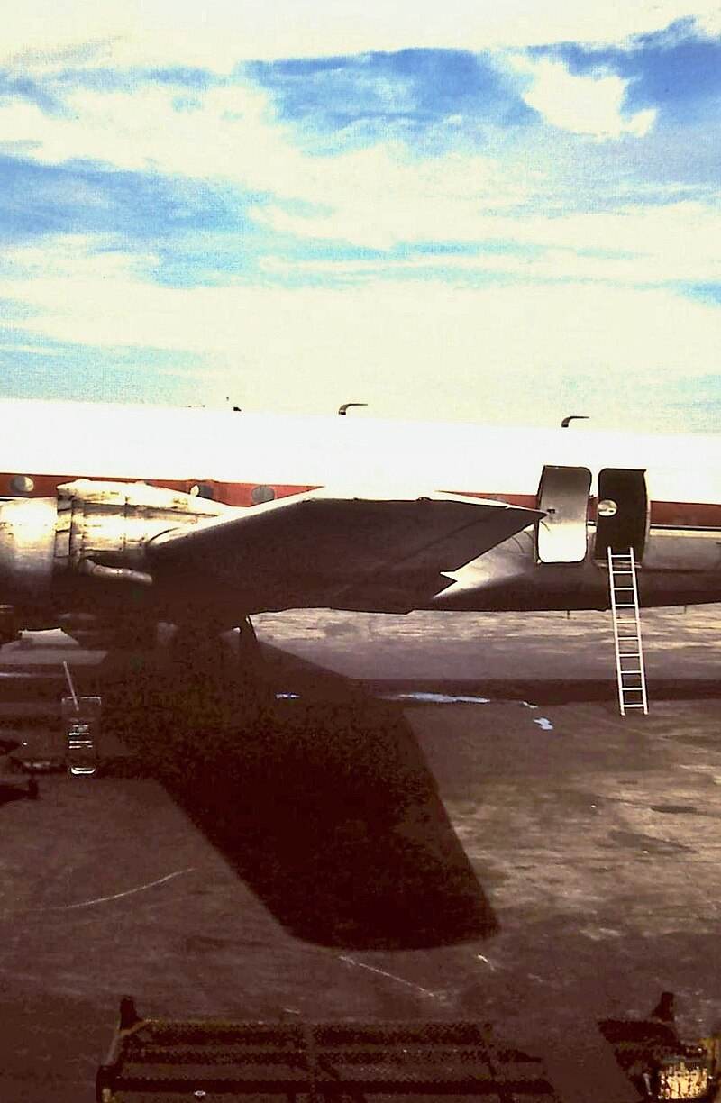 N74183 - Twin-engine aircraft