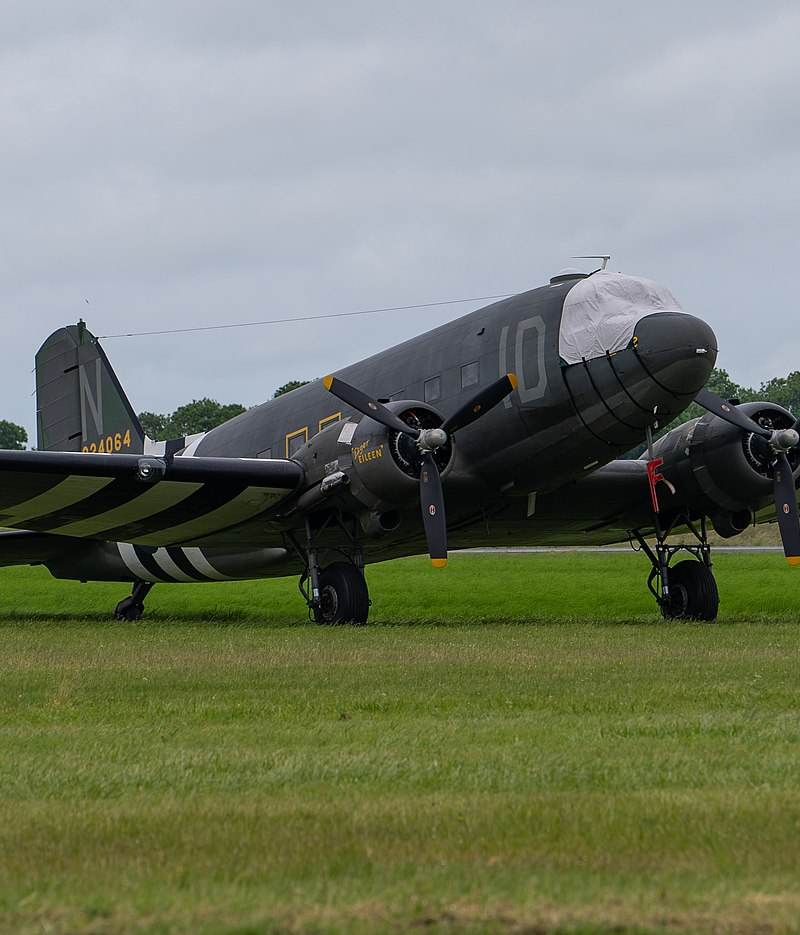 N74589 - Twin-engine aircraft