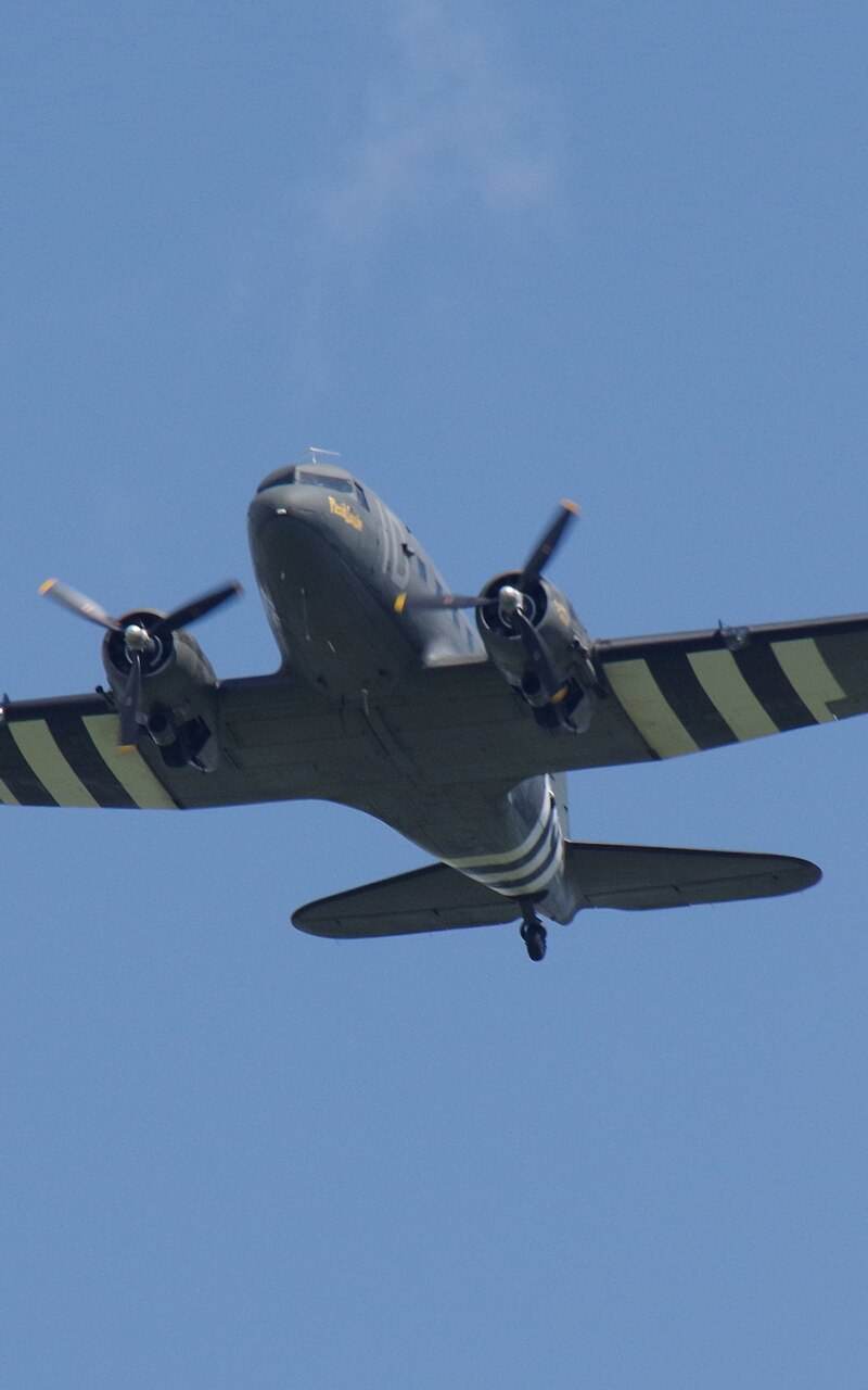 N74589 - Twin-engine aircraft