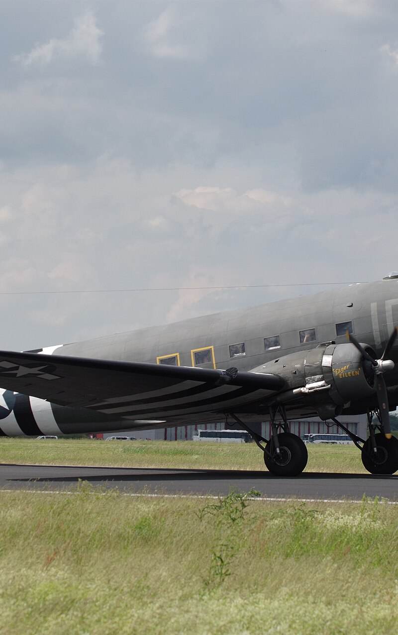 N74589 - Twin-engine aircraft