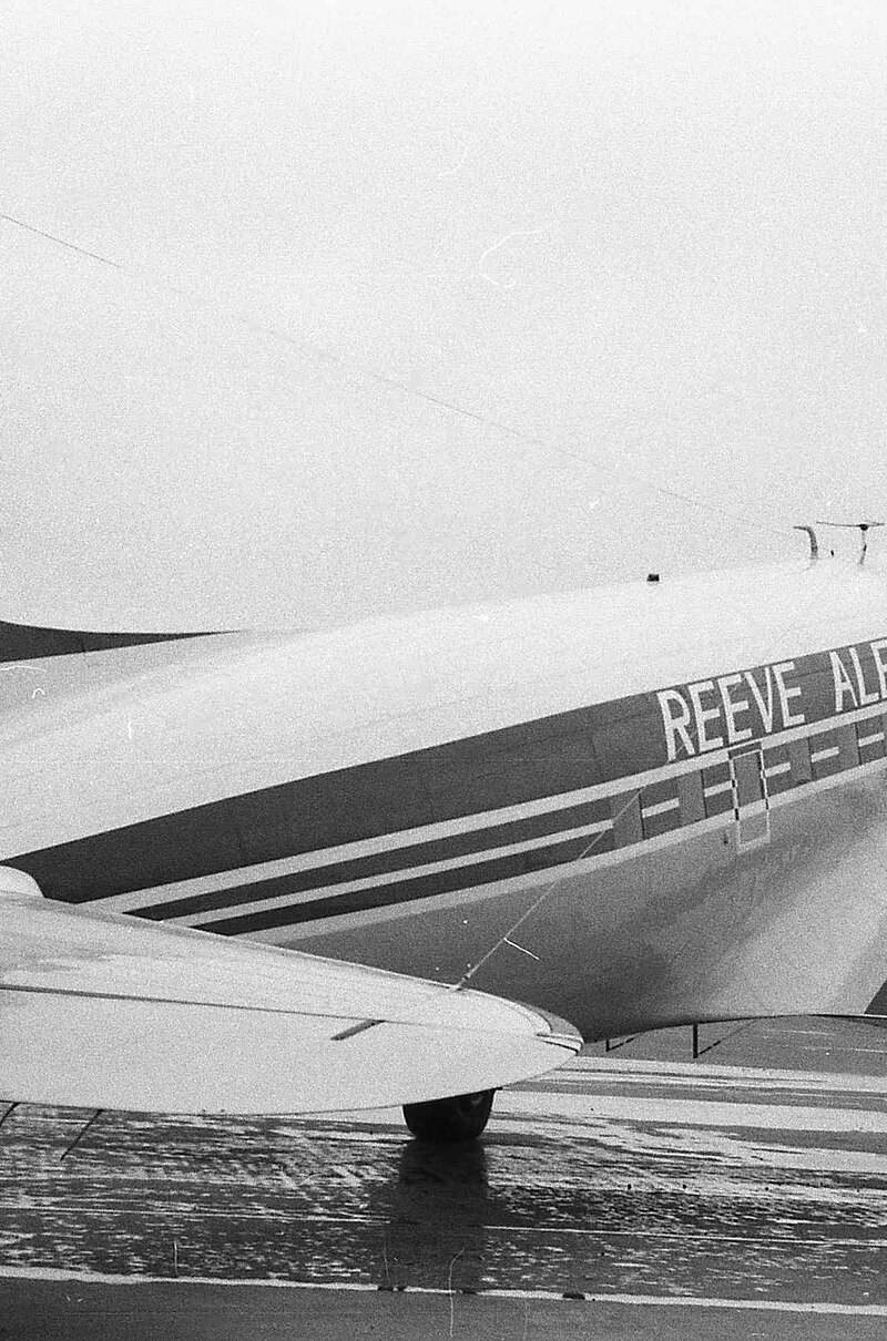 N75142 - Twin-engine aircraft