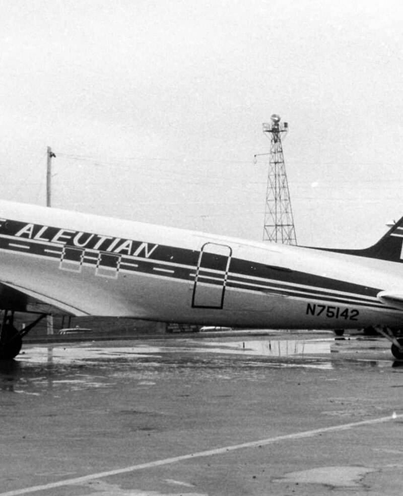 N75142 - Twin-engine aircraft