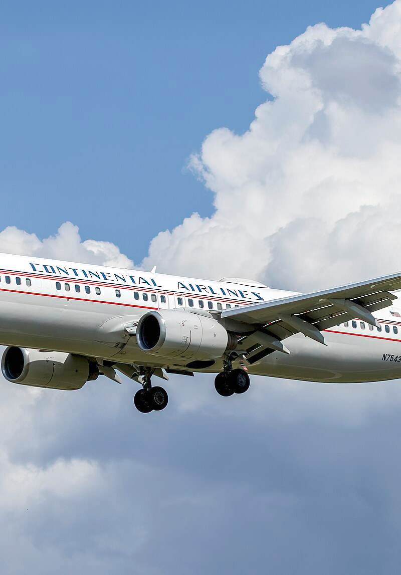 N75435 - Twin-engine aircraft