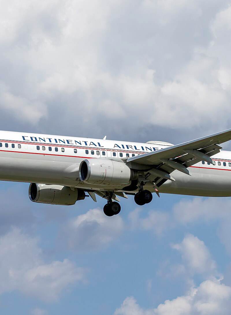 N75435 - Twin-engine aircraft