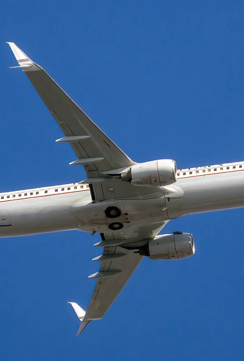 N75435 - Twin-engine aircraft