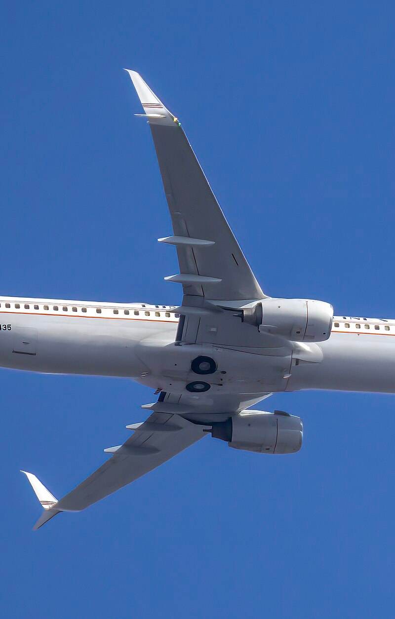 N75435 - Twin-engine aircraft