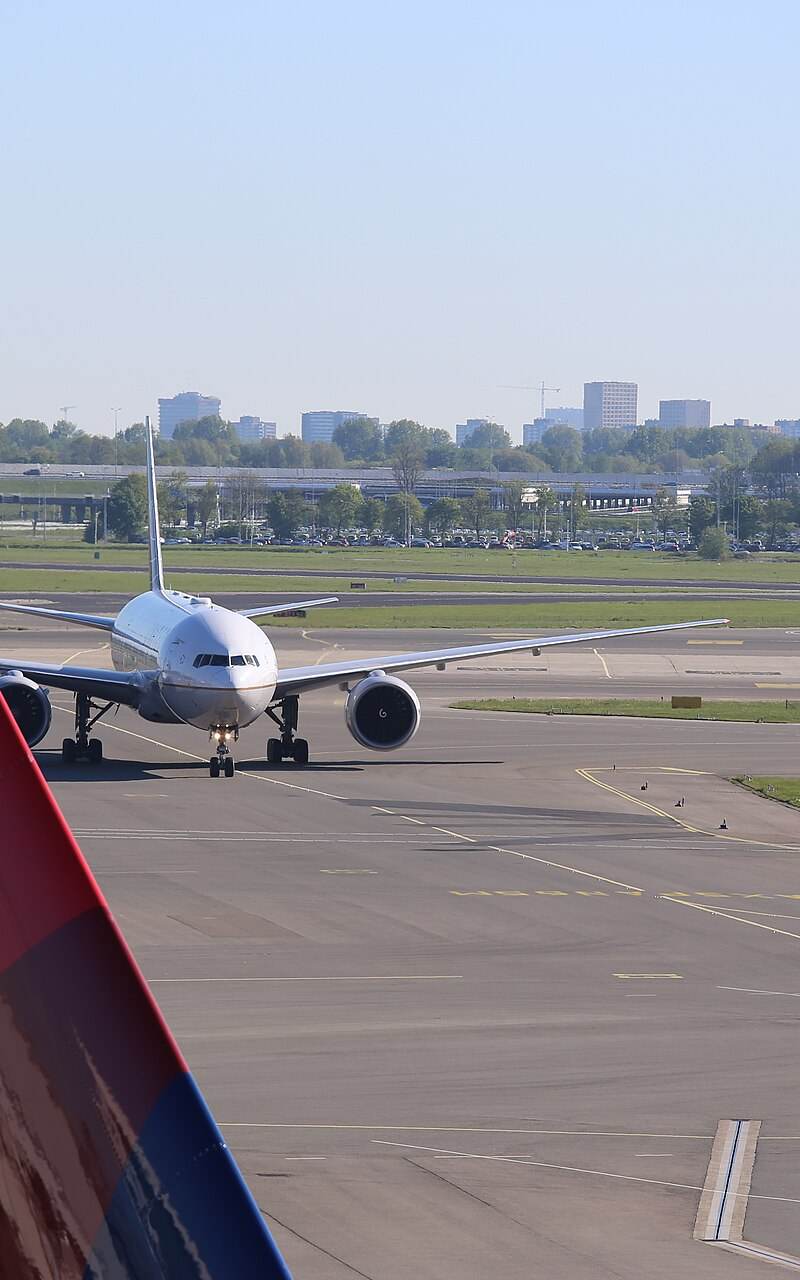 N76010 - Twin-engine aircraft