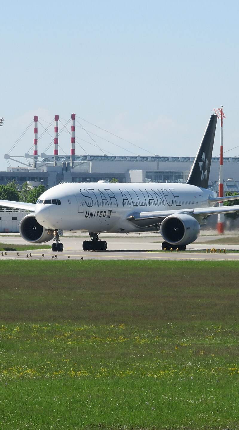 N76021 - Twin-engine aircraft