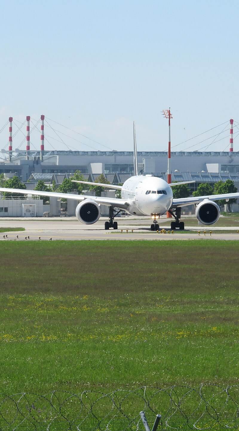 N76021 - Twin-engine aircraft