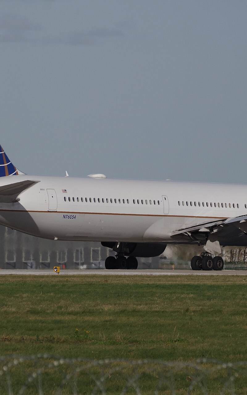 N76054 - Twin-engine aircraft