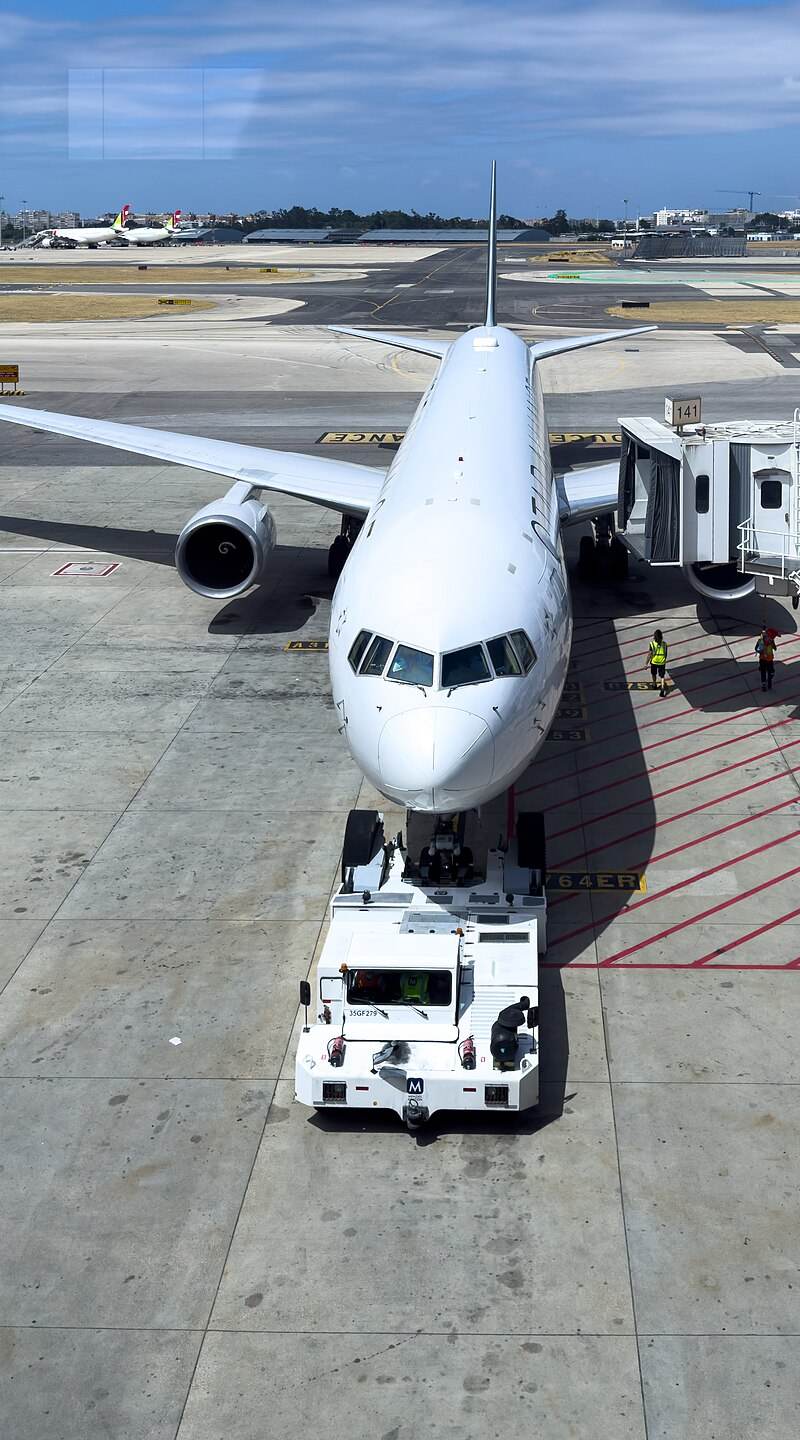 N76055 - Twin-engine aircraft