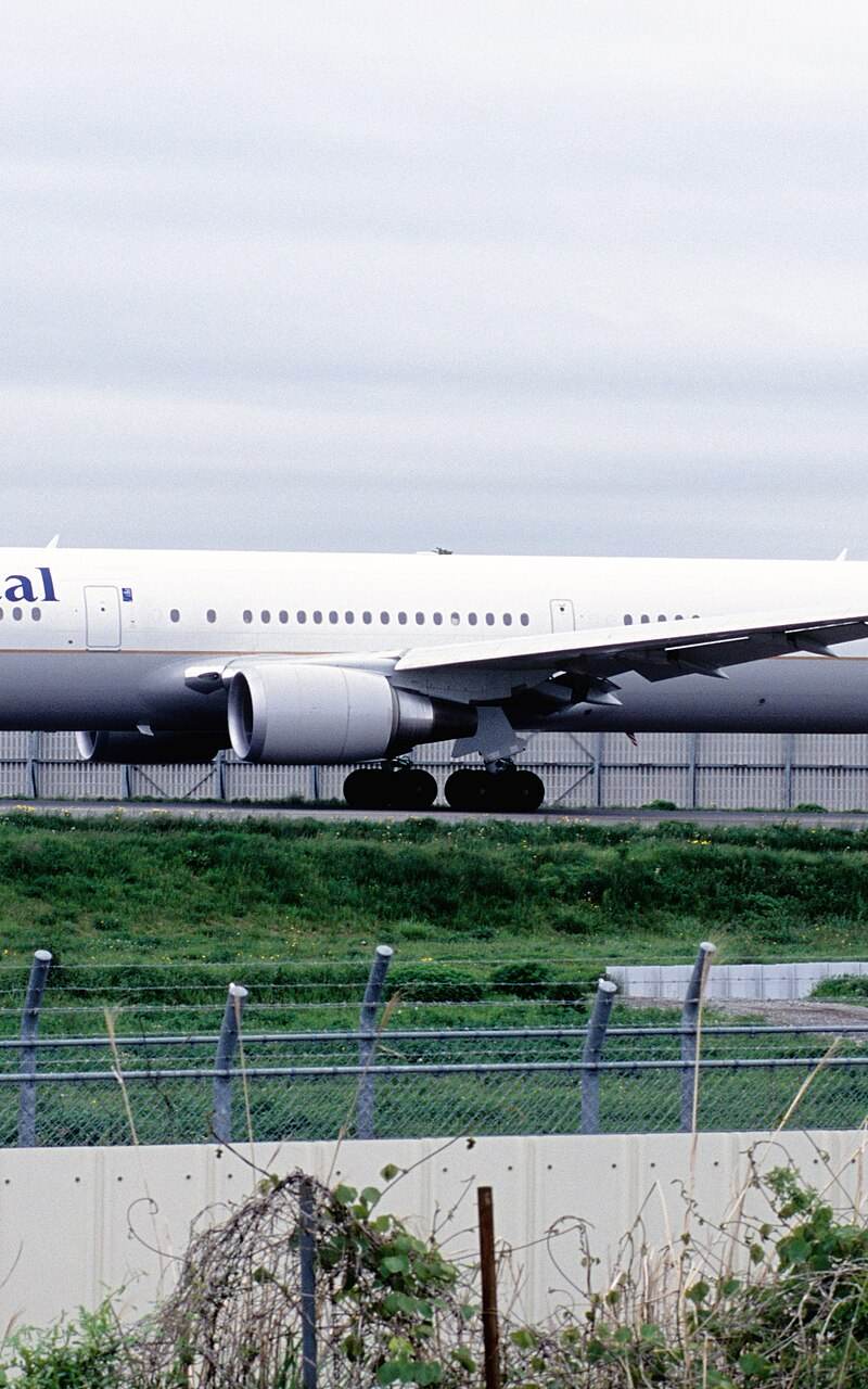 N76065 - Twin-engine aircraft