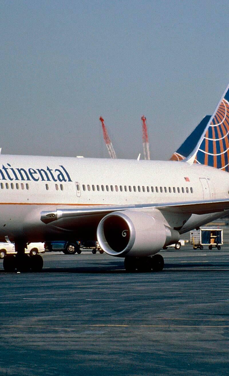 N76151 - Twin-engine aircraft