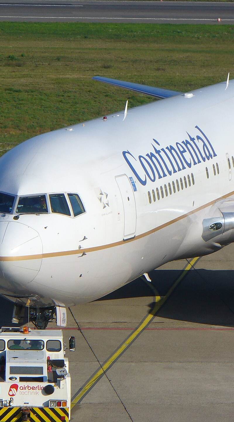 N76151 - Twin-engine aircraft