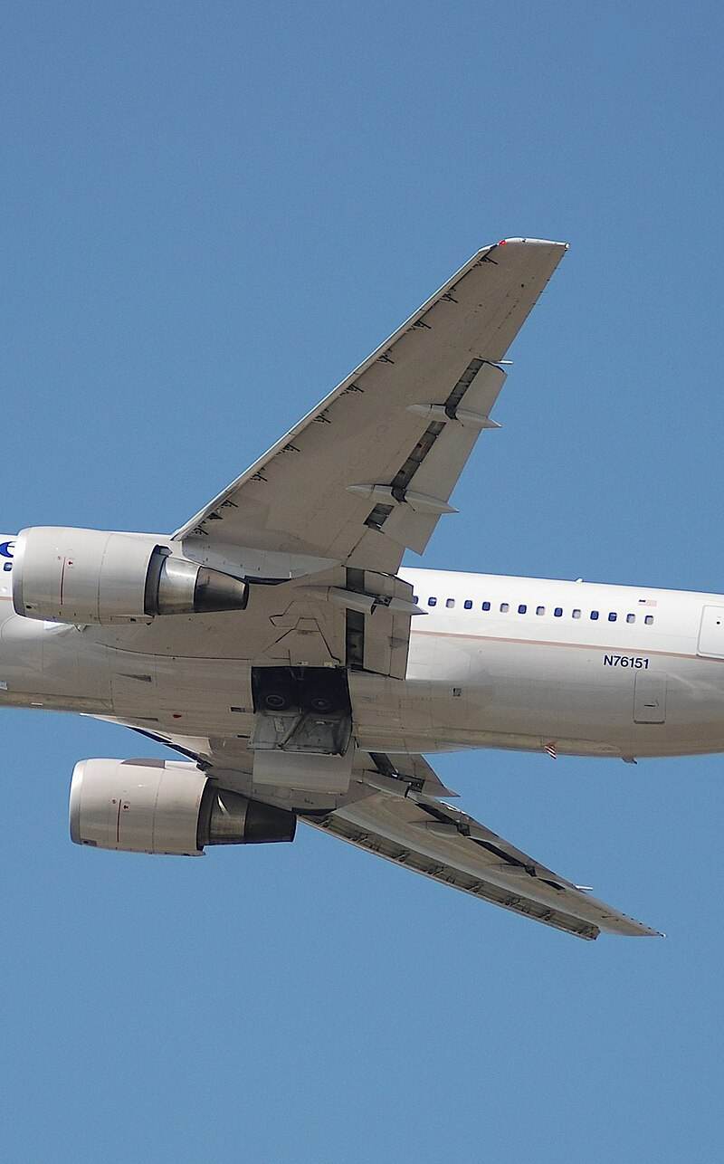 N76151 - Twin-engine aircraft