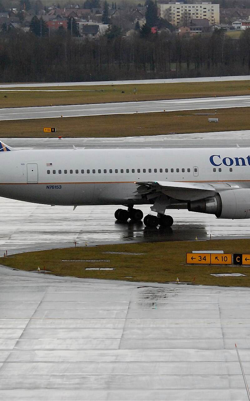 N76153 - Twin-engine aircraft