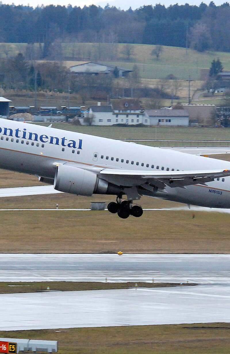 N76153 - Twin-engine aircraft