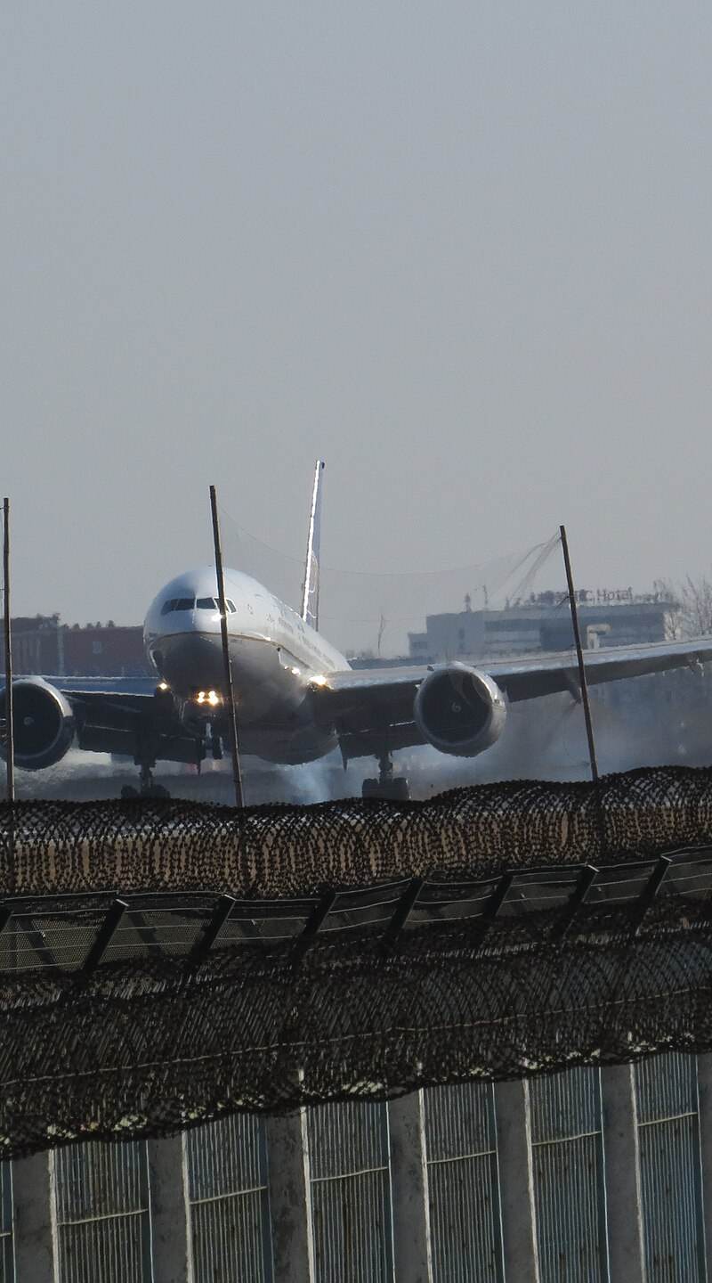 N77006 - Twin-engine aircraft