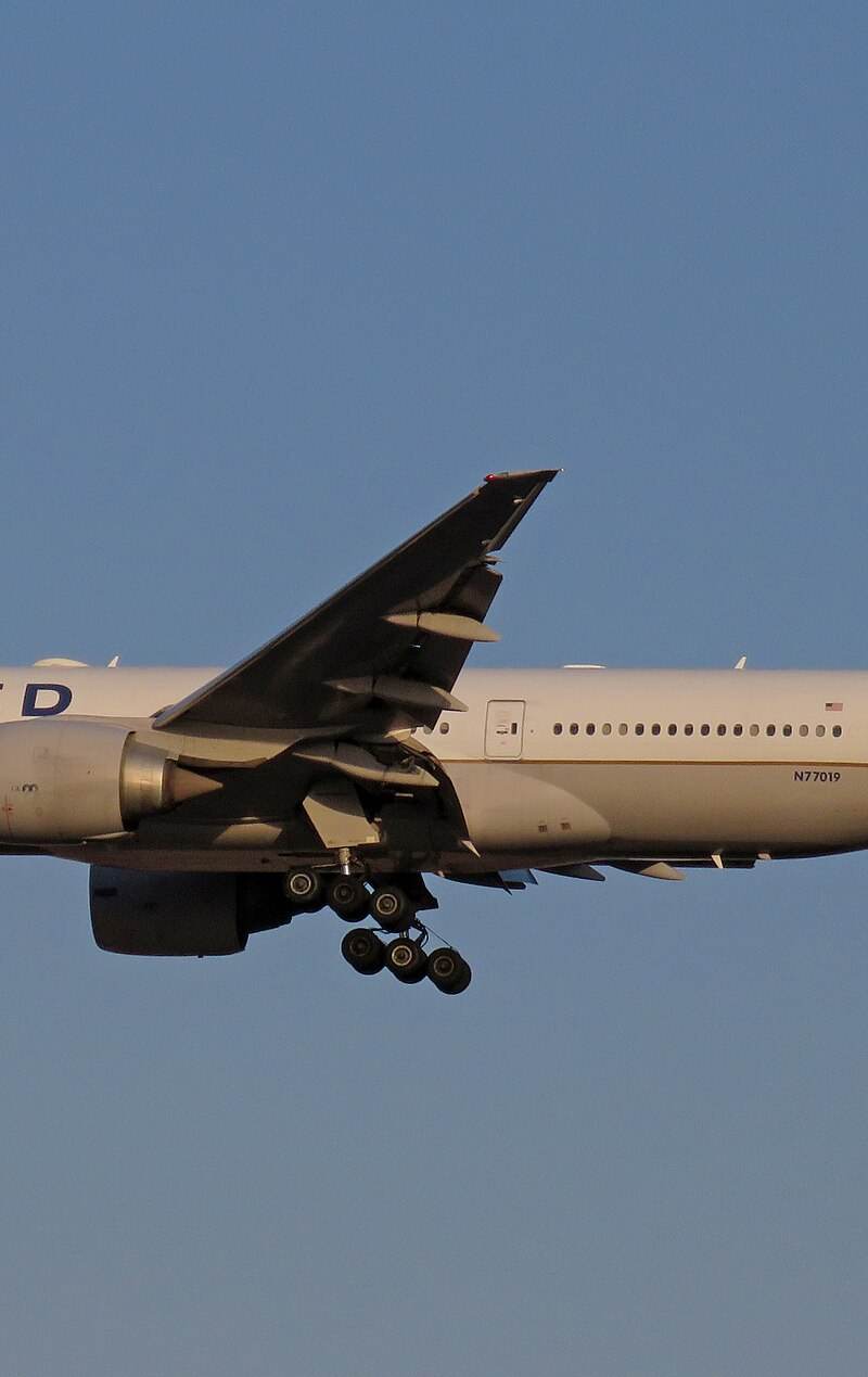 N77019 - Twin-engine aircraft