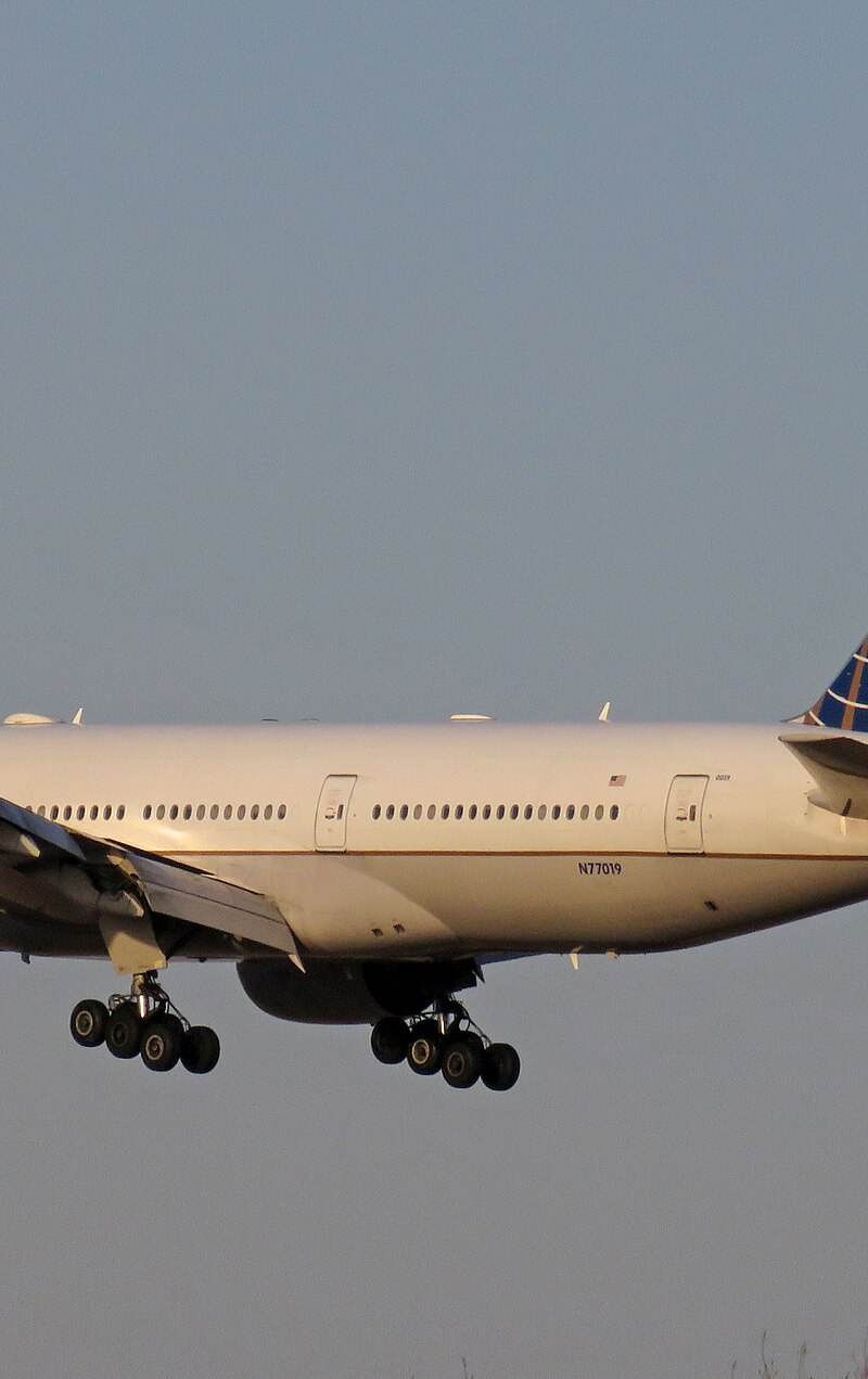 N77019 - Twin-engine aircraft