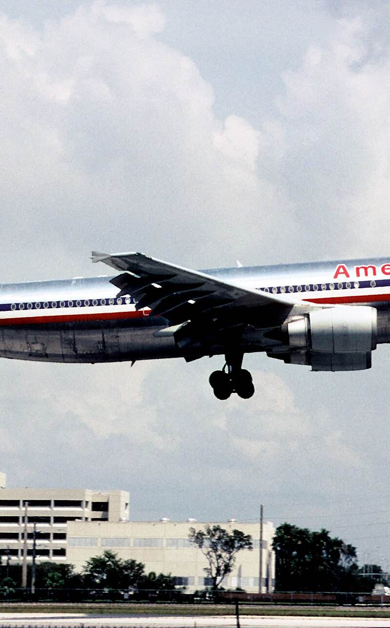 N77080 - Twin-engine aircraft