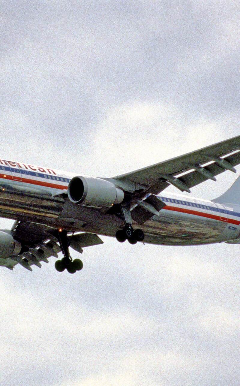 N77080 - Twin-engine aircraft