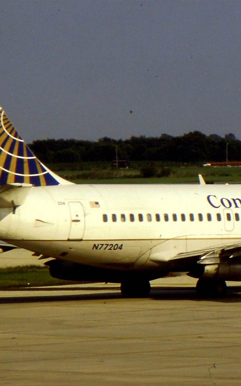 N77204 - Twin-engine aircraft
