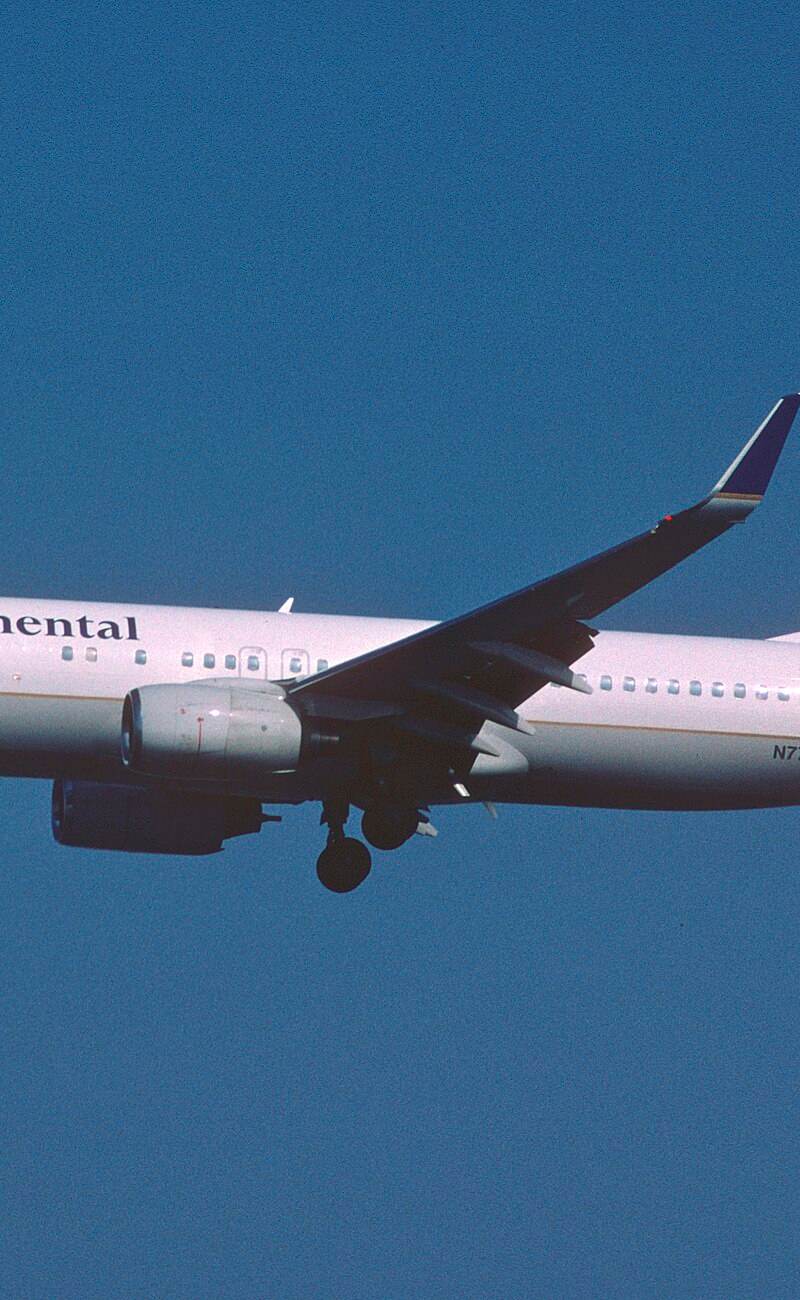 N77261 - Twin-engine aircraft