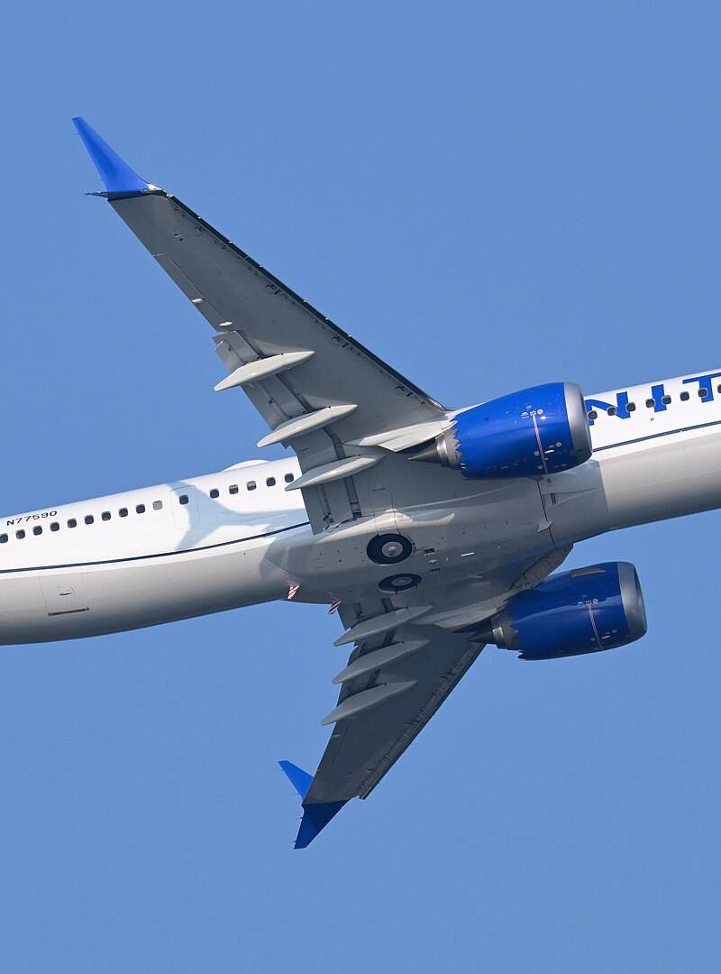 N77590 - Twin-engine aircraft