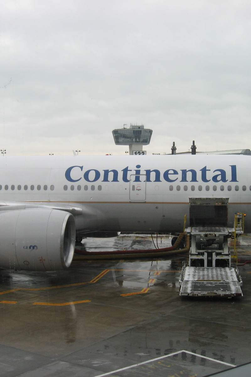 N78001 - Twin-engine aircraft