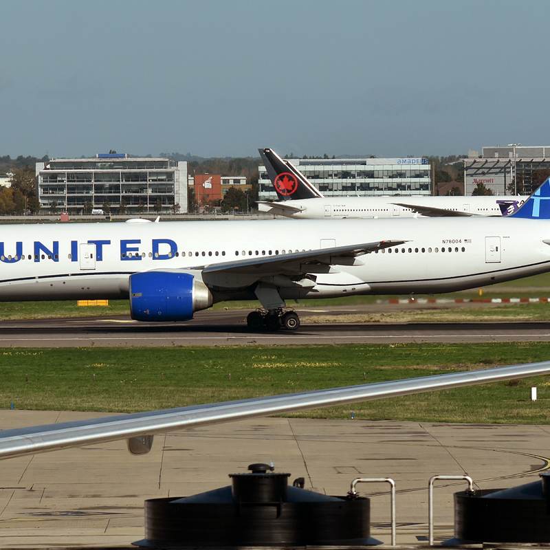 N78004 - Twin-engine aircraft