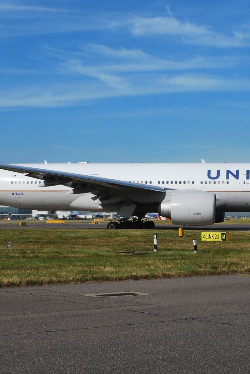N78008 - Twin-engine aircraft