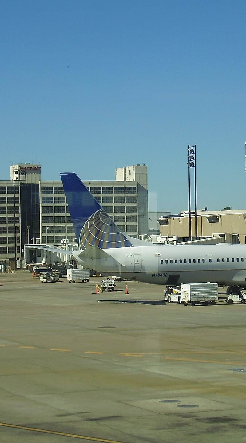 N78438 - Twin-engine aircraft